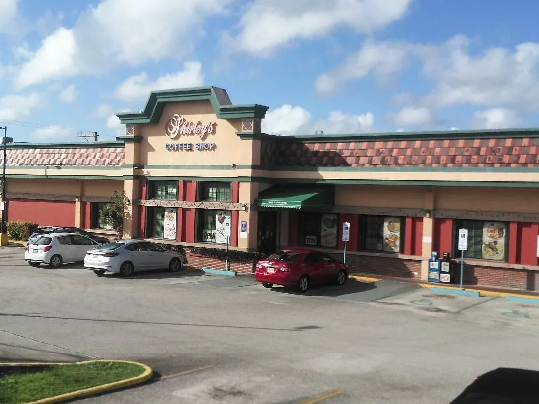 シャーリーズコーヒーショップ タムニング店 - Restaurants - Tamuning