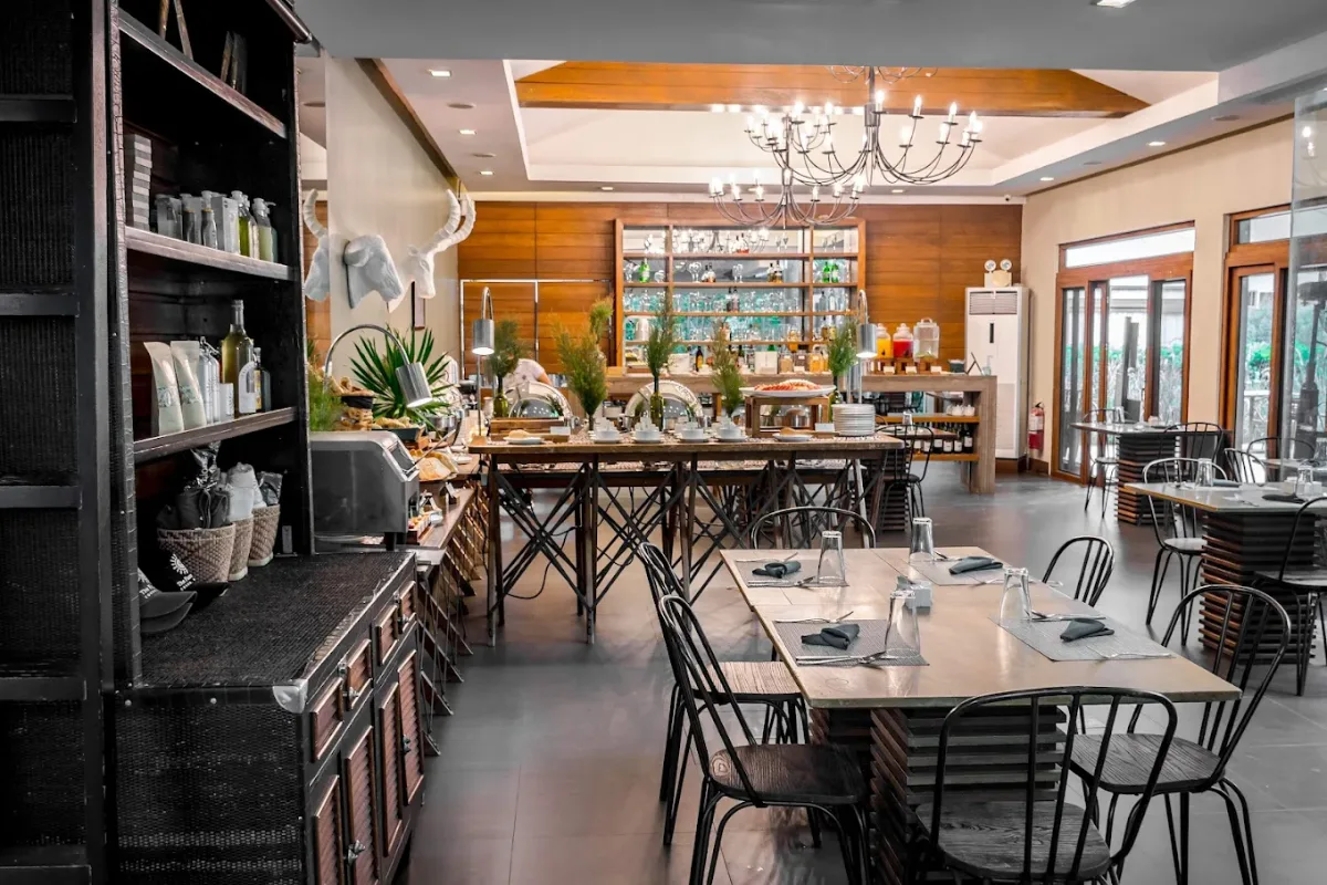 Hunt Restaurant - The Funny Lion Coron 4