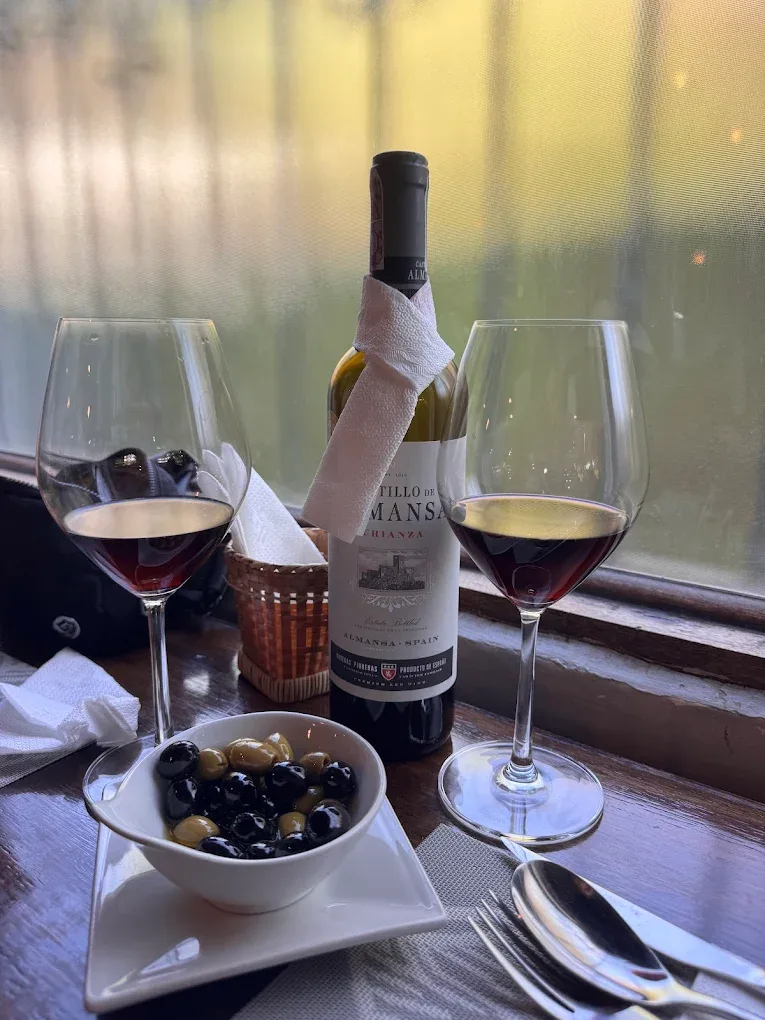 Hermanos Tapas & Wine Bar - Restaurants - Coron