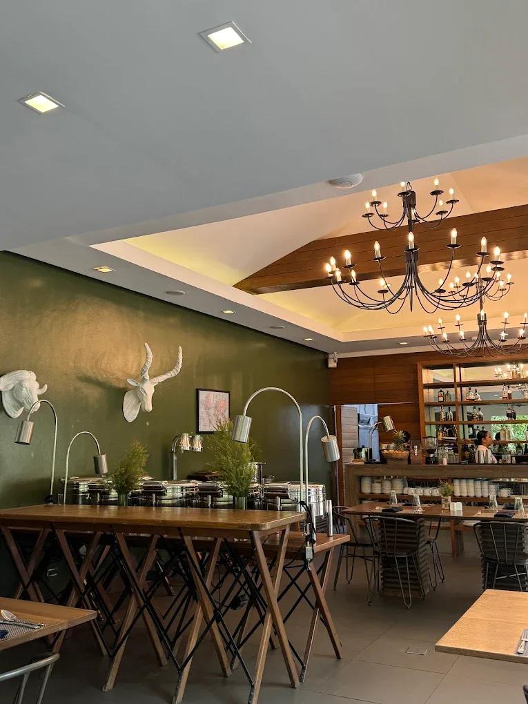 Hunt Restaurant - The Funny Lion Coron 5