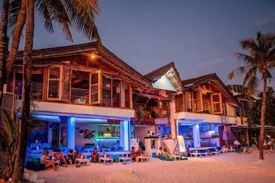 Paraw Beach Club - Bars & Clubs - Station 1