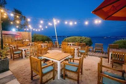 Tír na nÓg Irish Bar & Beachfront Hotel